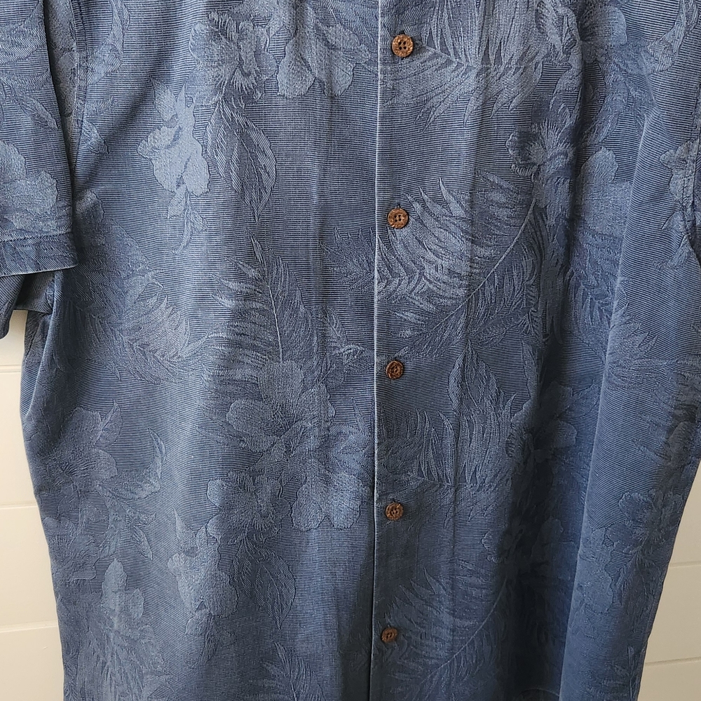 Tommy Bahama XL Blue Floral Button-Up Shirt